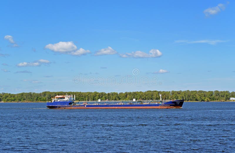 Самара, Россия - 10-ое августа 2017: Volgoneft 256 класс мор-реки нефтяного танкера стоковые изображения Самара, Россия - 10-ое августа 2017: Volgoneft 256 класс мор-реки нефтяного танкера стоковые изображения