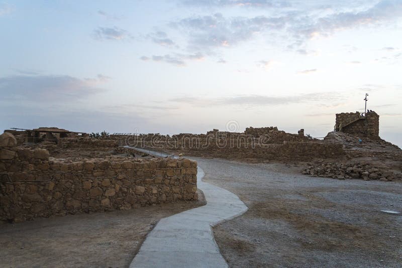 Самая высокорослая башня Masada против облачного неба на зоре в солнце Исторические раскопки на руинах старой эры стоковое фото Самая высокорослая башня Masada против облачного неба на зоре в солнце Исторические раскопки на руинах старой эры стоковое фото
