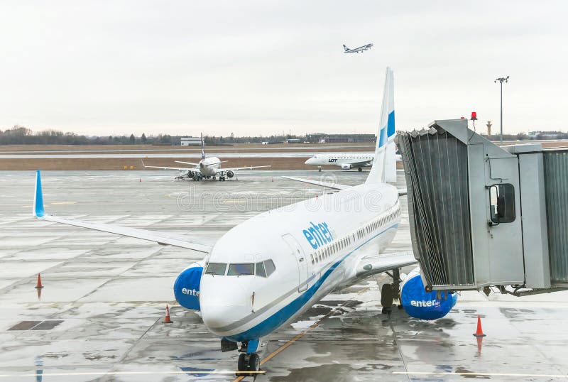 Самолет около терминального строба готового для взлета стоковое изображение rf Самолет около терминального строба готового для взлета стоковое изображение rf