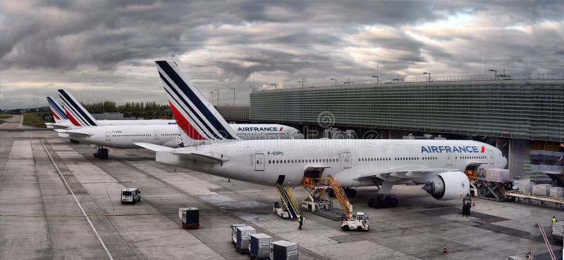 Самолет аэробуса Air France припаркованный на людях авиапорта Парижа всходит на борт к полету стоковые изображения Самолет аэробуса Air France припаркованный на людях авиапорта Парижа всходит на борт к полету стоковые изображения