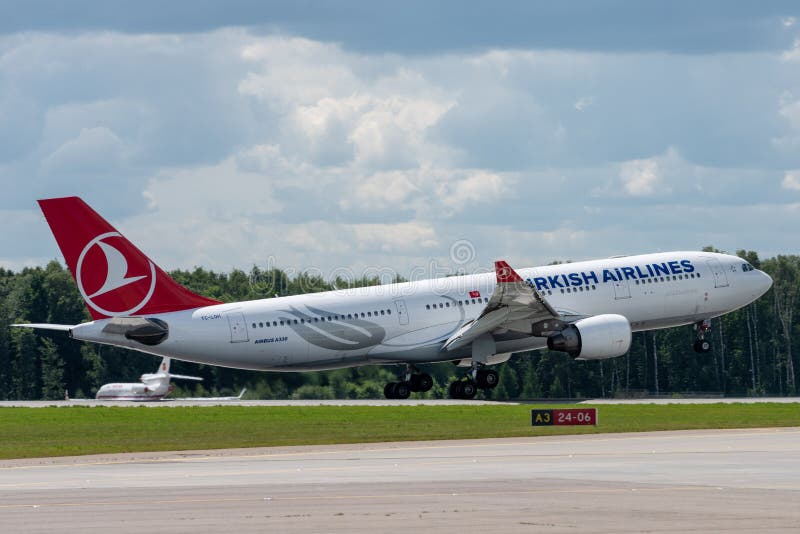 самолет в международном аэропорту. 2 июля 2019 москва россия. airbus a330200 турецкие авиакомпании в аэропорту внуково в москве