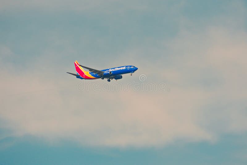 Самолет от Southwest Airlines, приземляется в аэропорт Орландо на backround облачного неба стоковые фото Самолет от Southwest Airlines, приземляется в аэропорт Орландо на backround облачного неба стоковые фото