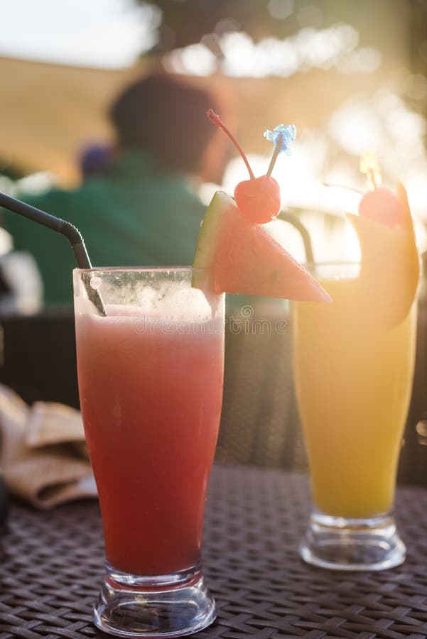 Самонаведите сделанный smoothie арбуза и ананаса украшенный с кусками арбуза, клубник, бананов и всей сосны стоковое изображение Самонаведите сделанный smoothie арбуза и ананаса украшенный с кусками арбуза, клубник, бананов и всей сосны стоковое изображение