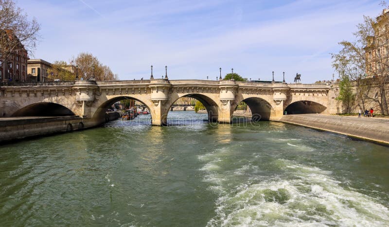 Самый старый стоящий мост Pont Neuf через реку Сену в Париже Франции r стоковая фотография rf Самый старый стоящий мост Pont Neuf через реку Сену в Париже Франции r стоковая фотография rf