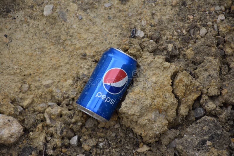 Сан-антонио, Штат техас, США может 23 2020 : Голубой поп Pepsi может позиции сброшенные как носилки на земле проблема для окружающ стоковые изображения