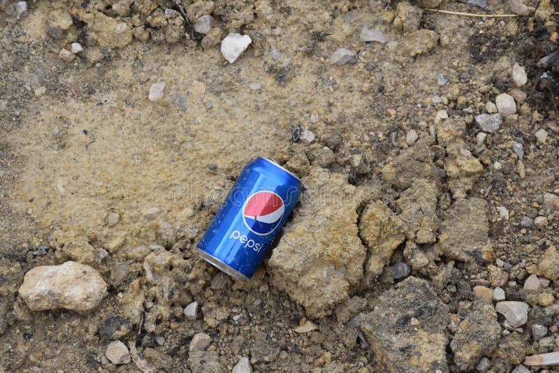 Сан-антонио, Штат техас, США может 23 2020 : Голубой поп Pepsi может позиции сброшенные как носилки на земле проблема для окружающ стоковые фотографии rf