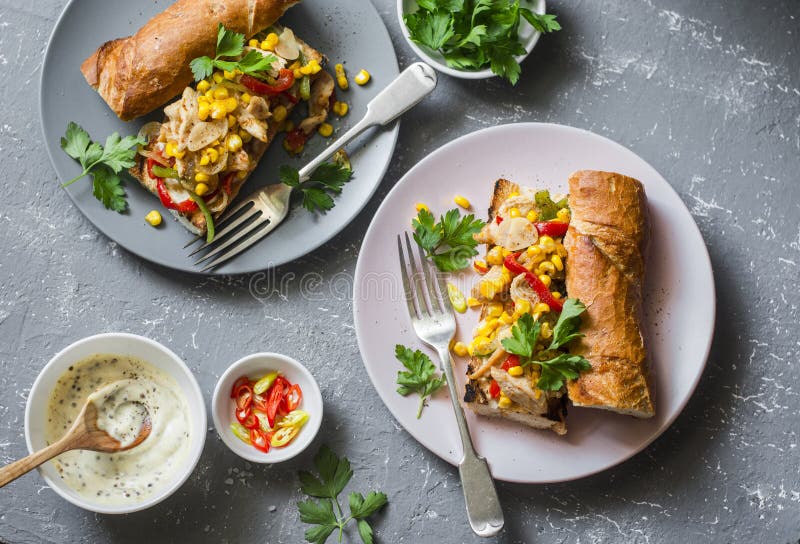 Сандвич Fajita Багет на серой предпосылке, взгляд сверху fajitas цыпленка пряный зажаренный стоковое изображение Сандвич Fajita Багет на серой предпосылке, взгляд сверху fajitas цыпленка пряный зажаренный стоковое изображение