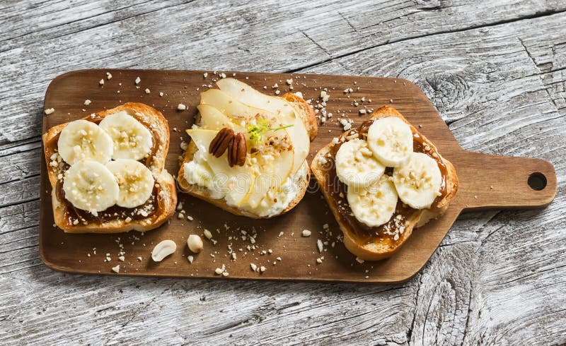 Сандвичи с арахисовым маслом и бананом и сандвичами с мягким сыром, грушей и медом стоковая фотография rf