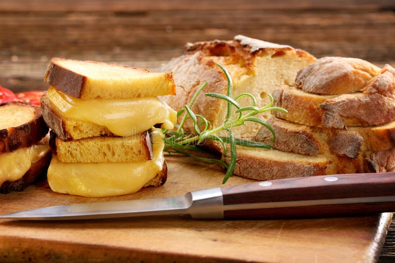 Сандвичи с хлебом мозоли с расплавленным сыром и космосом для текста