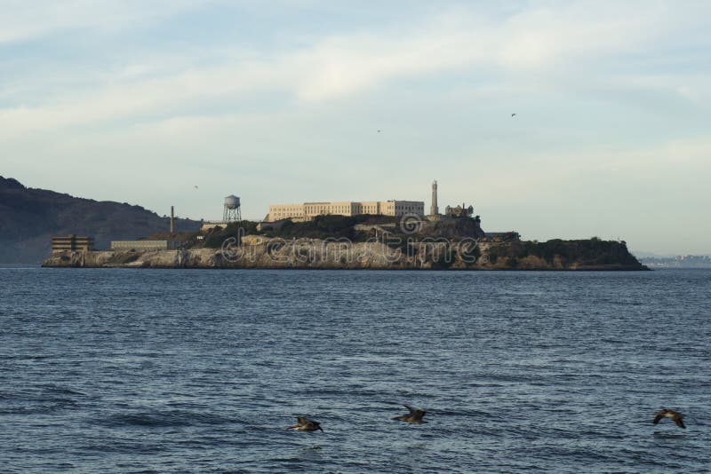 САН-ФРАНЦИСКО, КАЛИФОРНИЯ, СОЕДИНЕННЫЕ ШТАТЫ - 25-ое ноября 2018: Alcatraz, молчаливая холодная тюрьма в San Francisco Bay стоковые изображения САН-ФРАНЦИСКО, КАЛИФОРНИЯ, СОЕДИНЕННЫЕ ШТАТЫ - 25-ое ноября 2018: Alcatraz, молчаливая холодная тюрьма в San Francisco Bay стоковые изображения