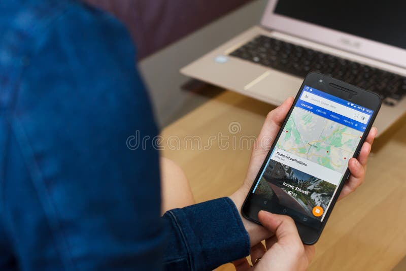 САН-ФРАНЦИСКО, США - 22-ое апреля 2019: Конец до женских рук держа смартфон используя применение взгляда улицы Google, Сан-Франци стоковые изображения САН-ФРАНЦИСКО, США - 22-ое апреля 2019: Конец до женских рук держа смартфон используя применение взгляда улицы Google, Сан-Франци стоковые изображения