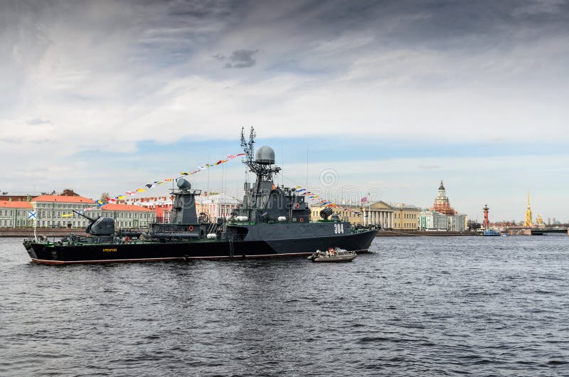 Санкт-Петербург, Россия, 6 мая 2015 года: военный корабль на реке Нева стоковое изображение rf