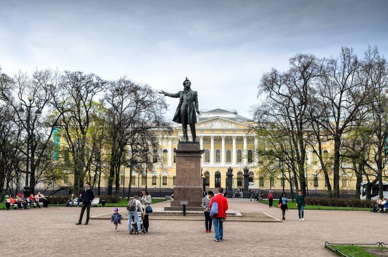 Санкт-Петербург, Россия, 6 мая 2015 года: Памятник великому русскому поэту Александру Пушкину на площади искусств стоковая фотография