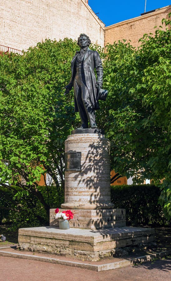 Санкт-Петербург, Россия - 30-ое июля 2017: Памятник к a S Pushkin в дворе дом-музея на стоковая фотография Санкт-Петербург, Россия - 30-ое июля 2017: Памятник к a S Pushkin в дворе дом-музея на стоковая фотография