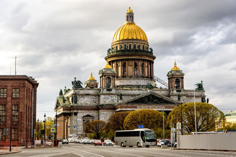 Санкт-Петербург, Россия, 4-ое мая 2019 - взгляд собора St Исаак на квадрате St Исаак весной стоковое изображение rf