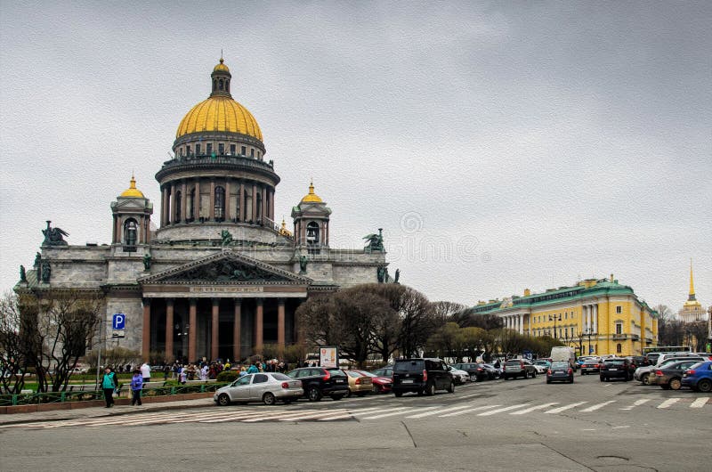 Санкт-Петербург, Россия, 2-ое мая 2015 - взгляд собора St Исаак на квадрате St Исаак и шпиля Адмиралитейства стоковые фото