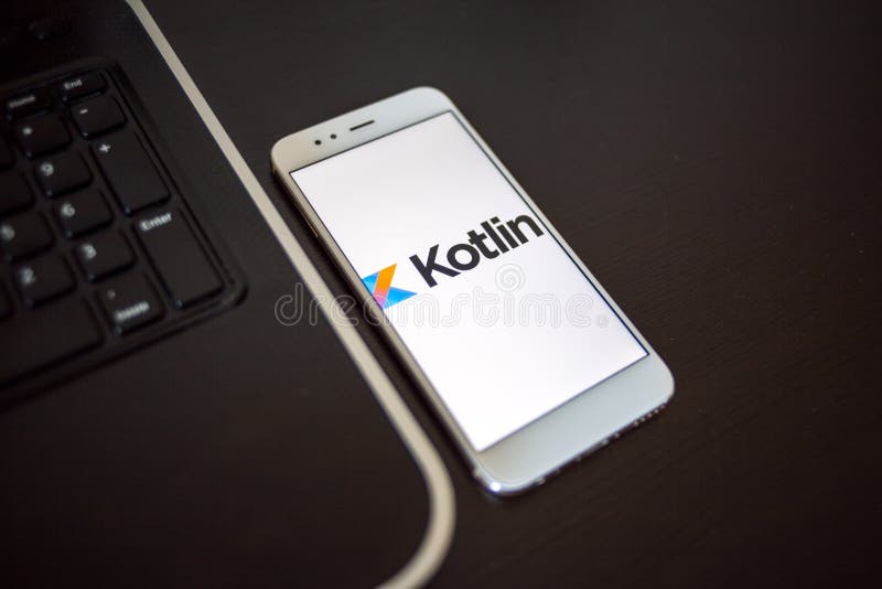 САНКТ-ПЕТЕРБУРГ, РОССИЯ - 16-ОЕ МАЯ 2019: Язык программирования Kotlin для мобильного развития, концепции стоковые изображения САНКТ-ПЕТЕРБУРГ, РОССИЯ - 16-ОЕ МАЯ 2019: Язык программирования Kotlin для мобильного развития, концепции стоковые изображения