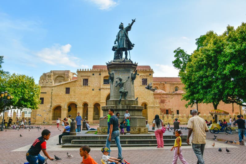 Санто Доминго, Доминиканская Республика Известные статуя Christopher Columbus и Ла Menor Санты MarÃa собора в Колумбусе паркуют стоковые изображения rf Санто Доминго, Доминиканская Республика Известные статуя Christopher Columbus и Ла Menor Санты MarÃa собора в Колумбусе паркуют стоковые изображения rf