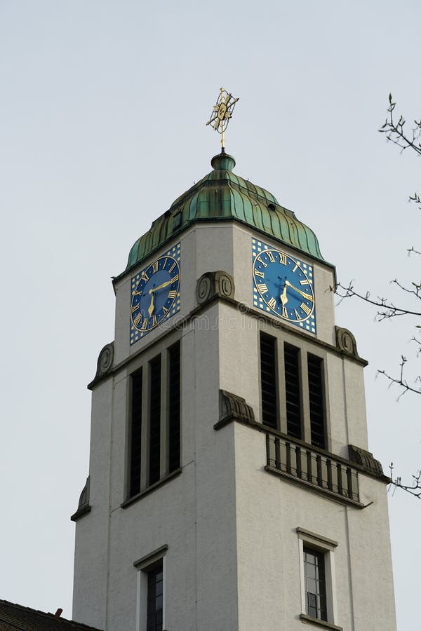 Св.. Римско-католическая церковь агафья в подробности dietikon башни с часами, сравнивая синие и золотые цвета