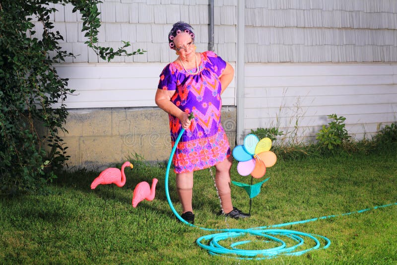 Ворчливая бабушка за работой в саду стоковые фотографии rf