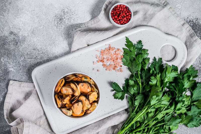 Сваренное мясо муссель на резке Здоровые морепродукты Светлый фон стоковые фотографии rf