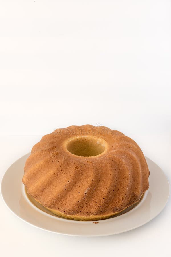 Свеже испеченный мраморный торт bundt на белой предпосылке стоковое фото Свеже испеченный мраморный торт bundt на белой предпосылке стоковое фото