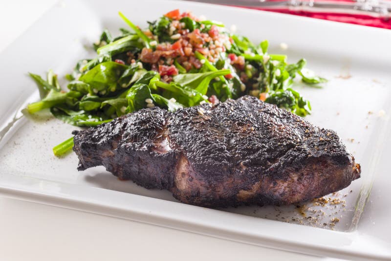 Свеже опаленный se стейка Ribeye стоковые изображения Свеже опаленный se стейка Ribeye стоковые изображения