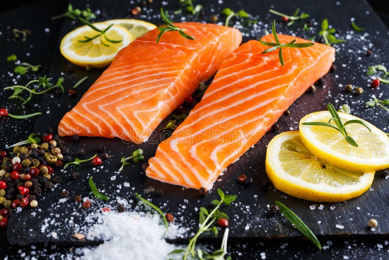Свежее сырцовое salmon филе с ароматичными травами, специями стоковые изображения Свежее сырцовое salmon филе с ароматичными травами, специями стоковые изображения