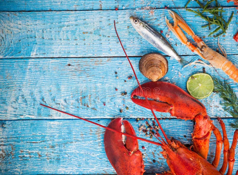 Свежие вкусные морепродукты, который служат на старом деревянном столе стоковое фото Свежие вкусные морепродукты, который служат на старом деревянном столе стоковое фото