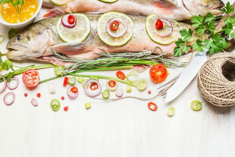 Свежие все рыбы с прерванными ингридиентами для вкусный варить стоковые изображения rf