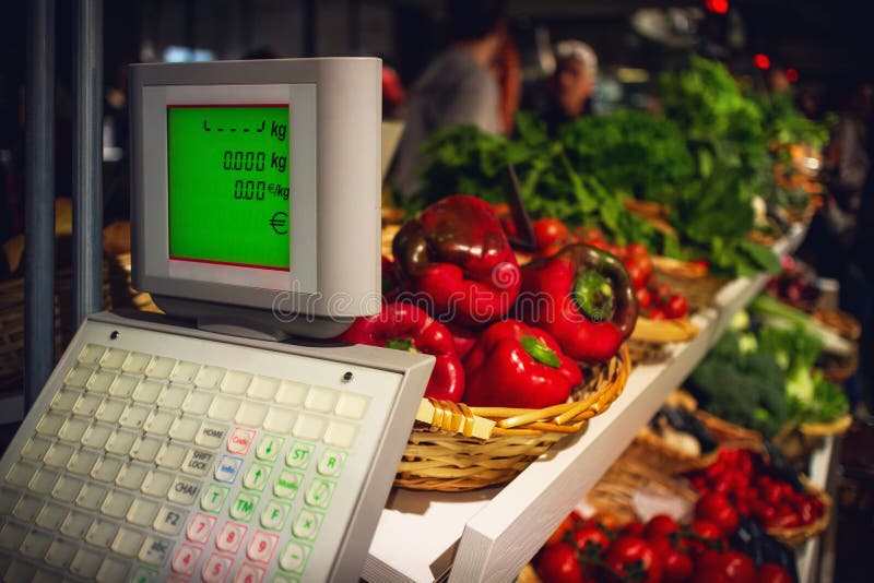 Свежие и вкусные красные перцы и салат на стойле рынка в Италии стоковое изображение rf Свежие и вкусные красные перцы и салат на стойле рынка в Италии стоковое изображение rf