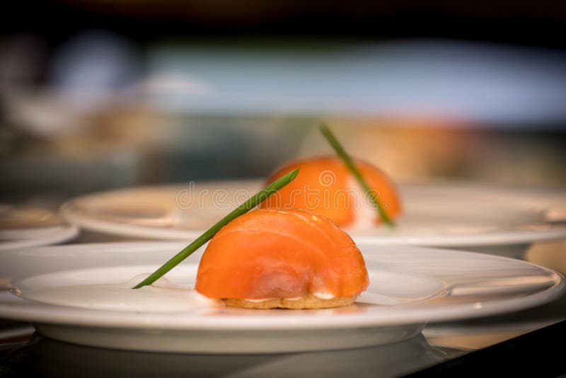 Свежие и вкусные суши японские блюда, изолированные в белой тарелке стоковое изображение rf Свежие и вкусные суши японские блюда, изолированные в белой тарелке стоковое изображение rf