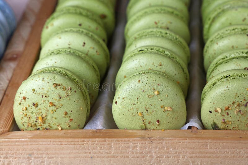 Свежие испеченные зеленые печенья macaroon близко вверх стоковое изображение rf Свежие испеченные зеленые печенья macaroon близко вверх стоковое изображение rf