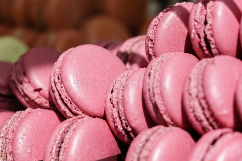 Свежие испеченные розовые macarons для продажи, близко вверх стоковое изображение rf Свежие испеченные розовые macarons для продажи, близко вверх стоковое изображение rf
