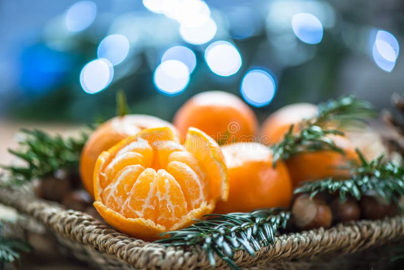 Свежие Клементины или Tangerines в корзине стоковая фотография Свежие Клементины или Tangerines в корзине стоковая фотография