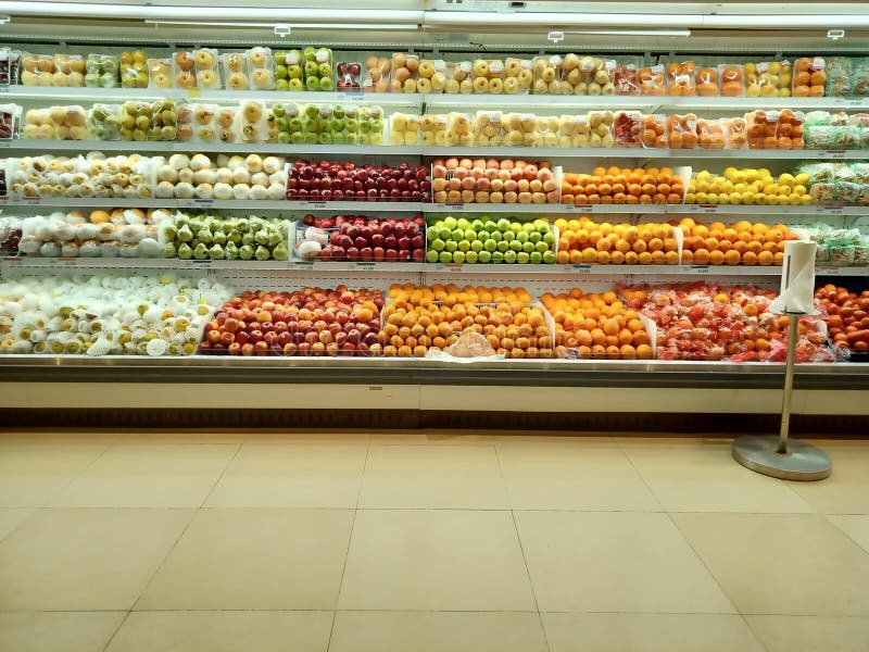 Свежие органические овощи и плоды на полке в супермаркете E Витамины и минералы продукт супермаркета
