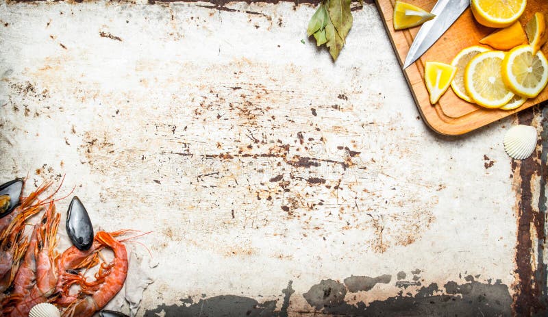 свежие продукты моря Куски креветки и лимона стоковое изображение свежие продукты моря Куски креветки и лимона стоковое изображение