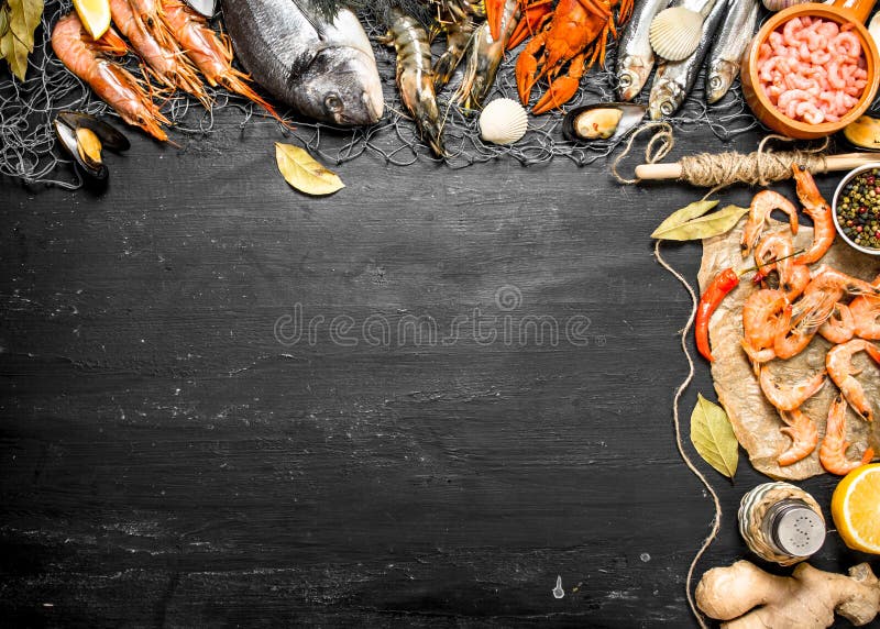 свежие продукты моря Продукт моря с специями и травами стоковое фото свежие продукты моря Продукт моря с специями и травами стоковое фото