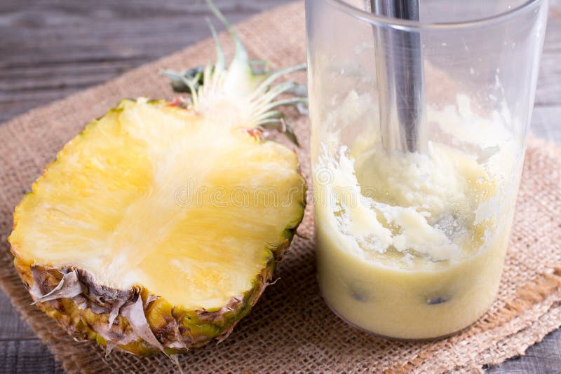 Свежие смешанные smoothies плодоовощ сделанные с ананасом стоковое фото rf Свежие смешанные smoothies плодоовощ сделанные с ананасом стоковое фото rf