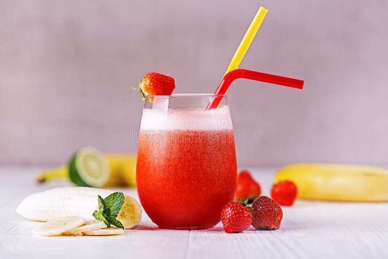 Свежие смешанные smoothies плодоовощ сделанные с клубниками и бананами стоковая фотография rf Свежие смешанные smoothies плодоовощ сделанные с клубниками и бананами стоковая фотография rf