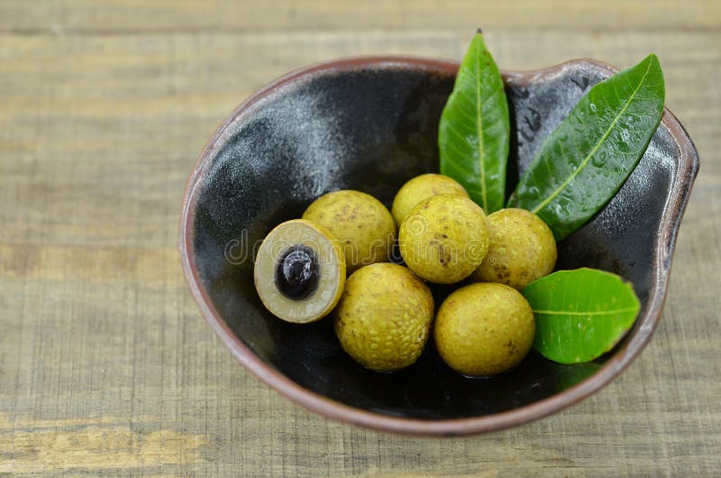 Свежий longan в шаре на деревянной предпосылке стоковое изображение Свежий longan в шаре на деревянной предпосылке стоковое изображение