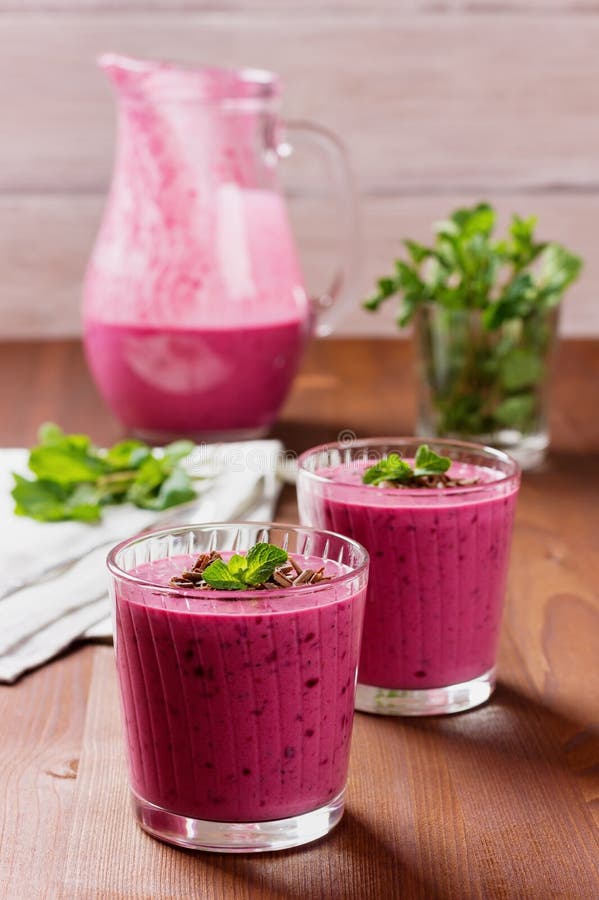 Свежий smoothie ягоды, milkshake, югурт, украшенный десерт заскрежетал шоколад стоковое фото