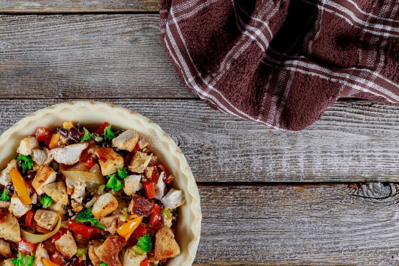 Свежий домодельный пирог пирога мяса цыпленка закрытого на деревянной, который служат таблице овощей и ingridients стоковая фотография Свежий домодельный пирог пирога мяса цыпленка закрытого на деревянной, который служат таблице овощей и ingridients стоковая фотография