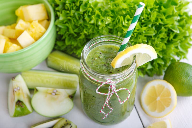 Свежий органический зеленый smoothie с салатом, яблоком, огурцом, pineap стоковое фото Свежий органический зеленый smoothie с салатом, яблоком, огурцом, pineap стоковое фото