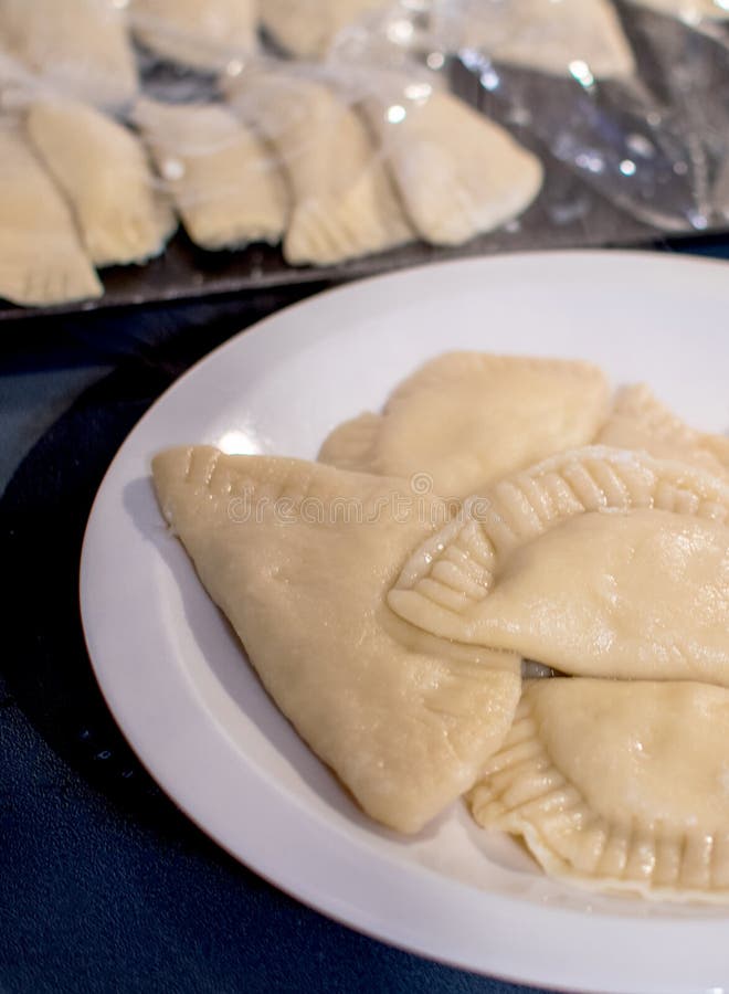 Свежо кипеть pirogi готовое для того чтобы зажарить стоковые фото Свежо кипеть pirogi готовое для того чтобы зажарить стоковые фото