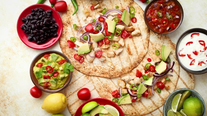 Свежо сделал здоровые tortillas мозоли с зажаренным филе цыпленка, большие куски авокадоа сток-видео