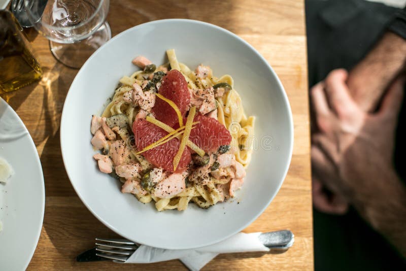 Сверхголовый снимок феттучиновой пасты с курицей и грейпфрутами стоковое фото