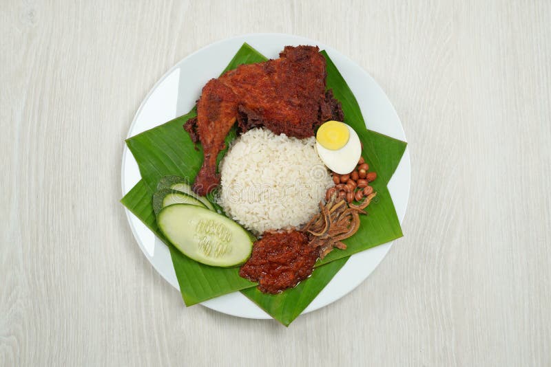 Сверху вниз с точки зрения lemak nasi с голень стоковое изображение
