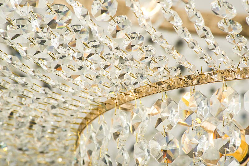Свет люстры в интерьере, конце-вверх люстры Chrystal кристаллическая часть от люстры, люстры, освещения, оборудования, роскошь стоковое изображение rf