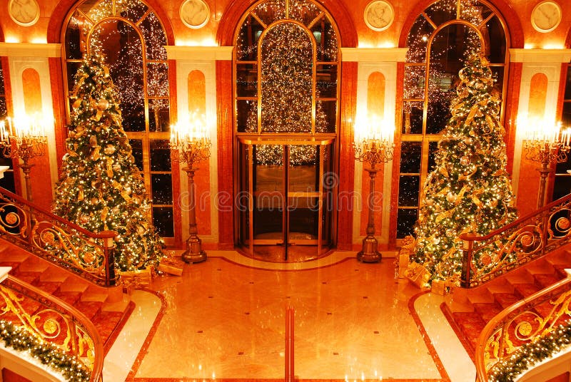 Света и рождественские украшения украшают лобби отеля